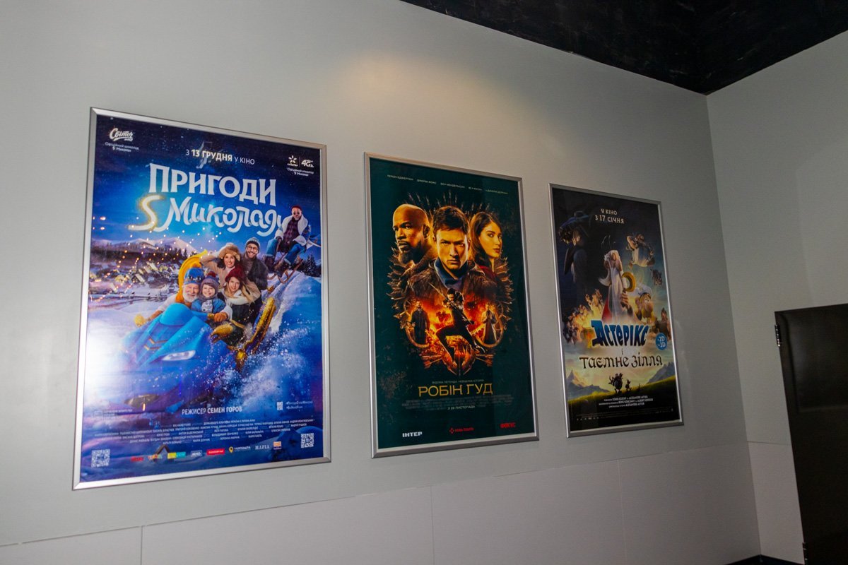 В холле можно ознакомиться с ближайшими премьерами