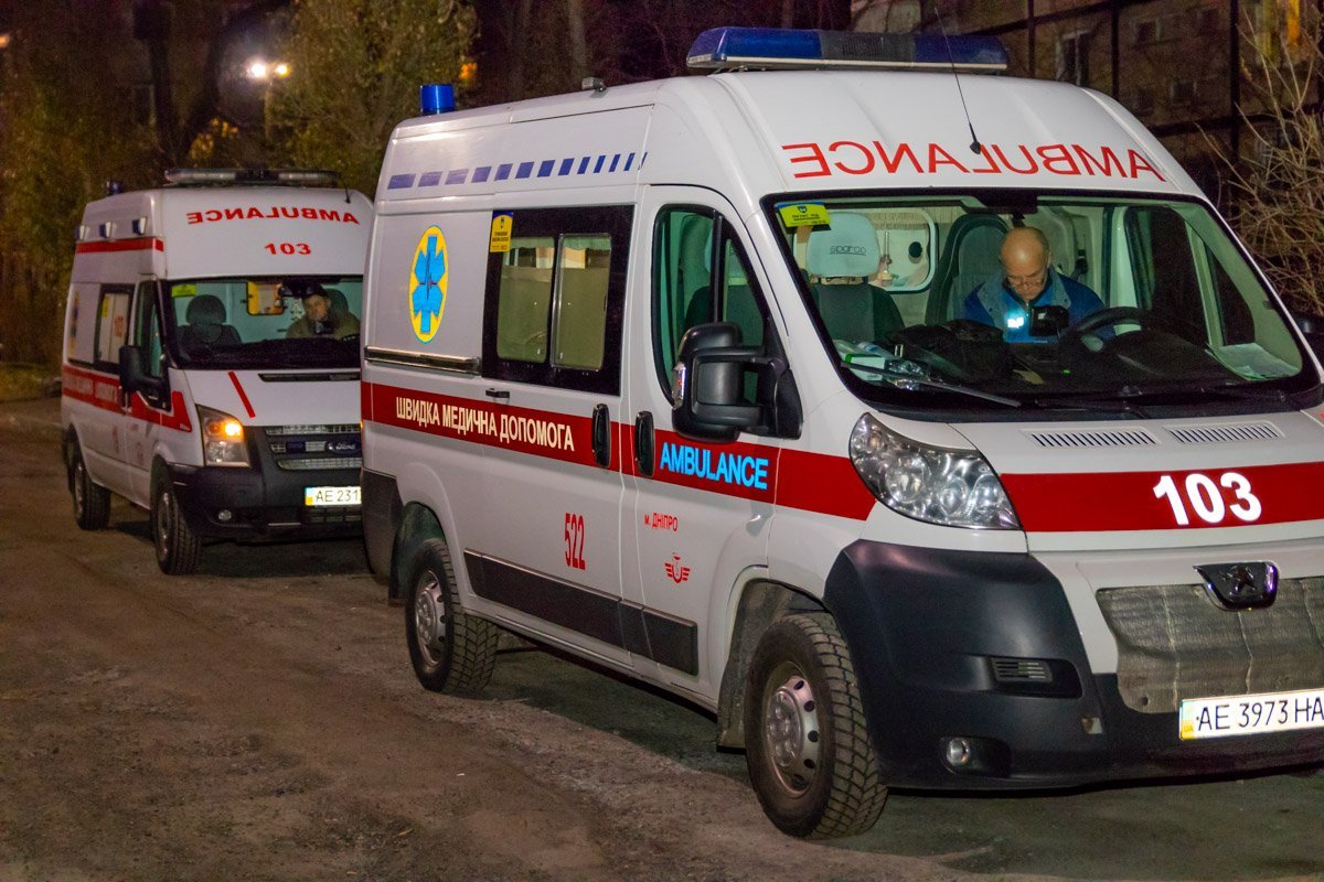 Одного из мужчин ранили в ногу, а второго - в живот