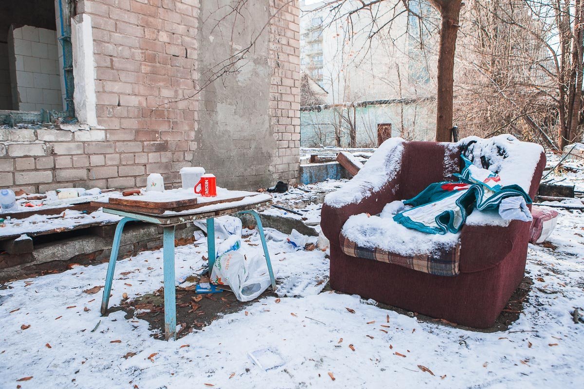 Друзья погибшего рассказали, что мужчина любил выпить и покурить 