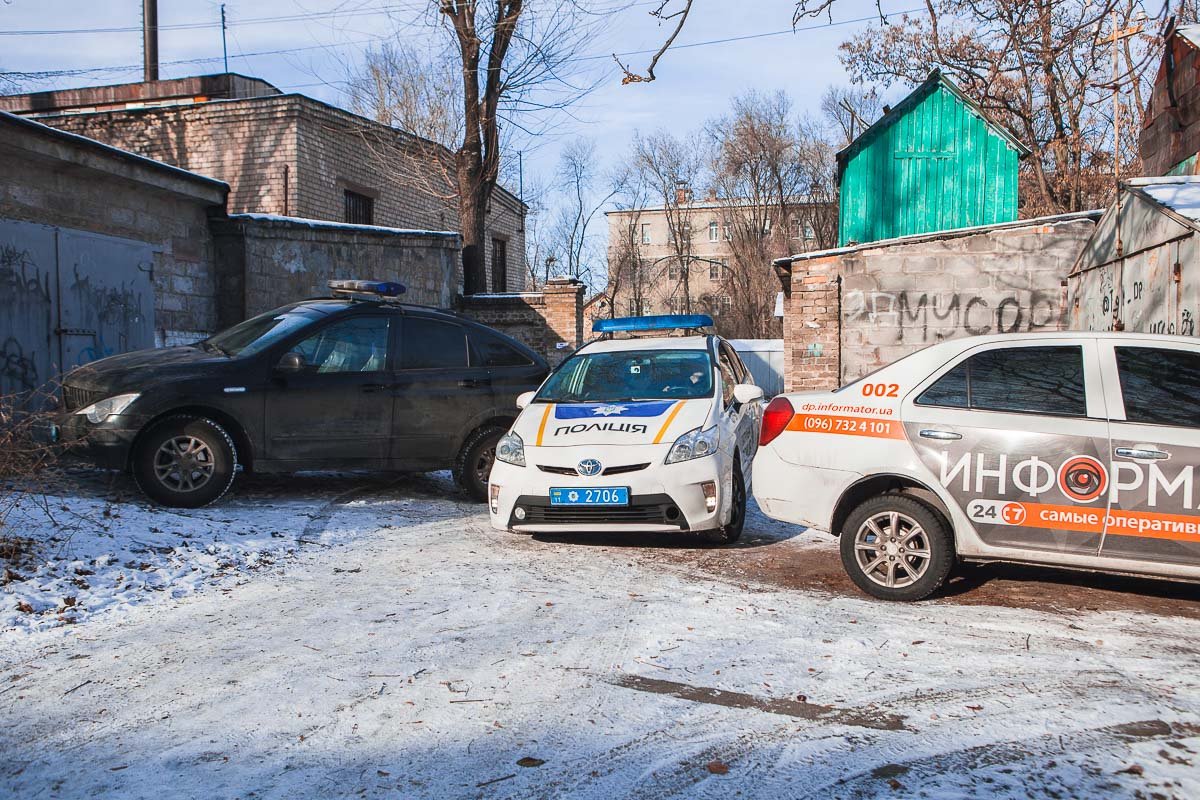 На месте работают патрульные полицейские и следователи