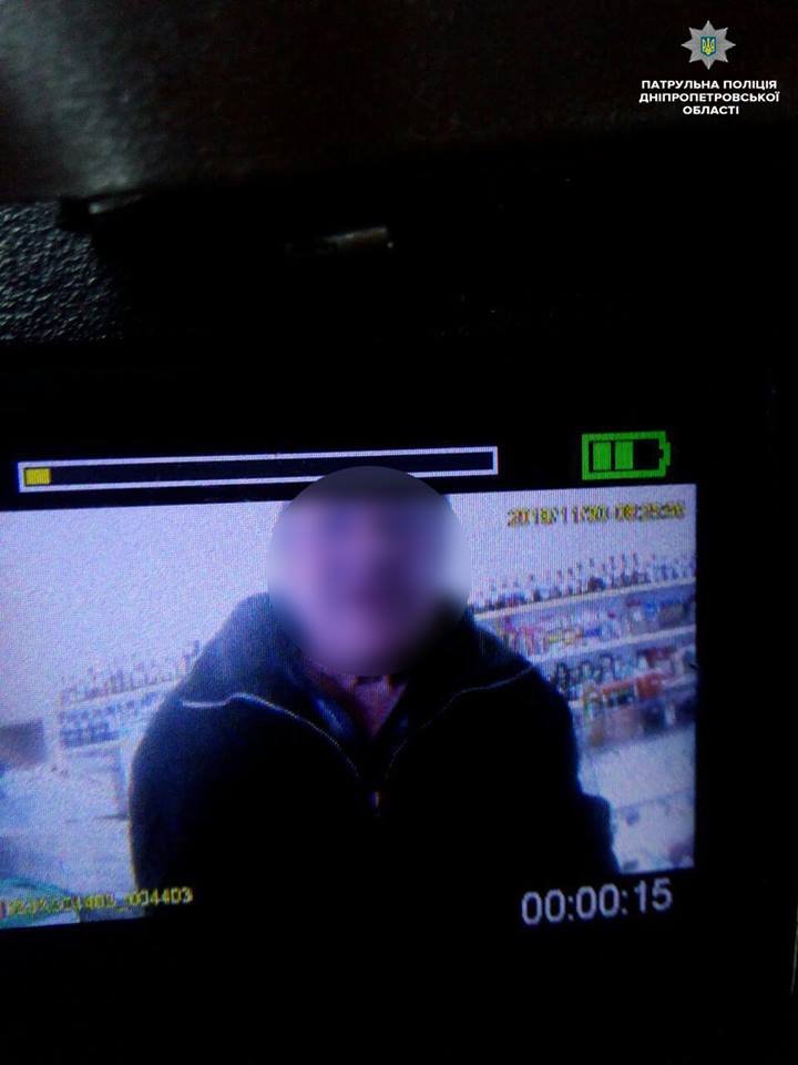 В Днепре пьяный мужчина разгромил магазин, из-за того, что продавщица дотронулась до его хлеба