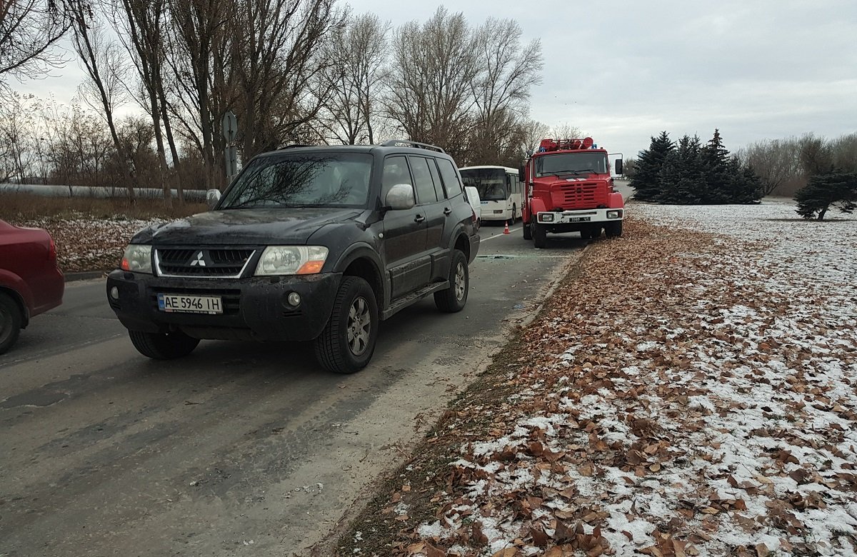 В Днепре столкнулись автомобиль Mitsubishi и пожарная машина В Днепре столкнулись автомобиль Mitsubishi и пожарная машина