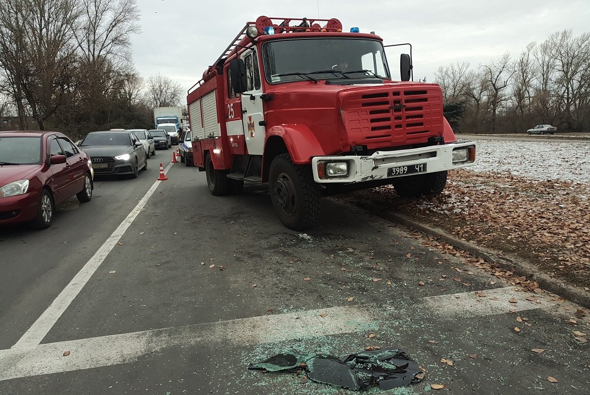 Девушка на Mitsubishi резко затормозила и в этот момент сзади в нее въехала пожарная машина Девушка на Mitsubishi резко затормозила и в этот момент сзади в нее въехала пожарная машина