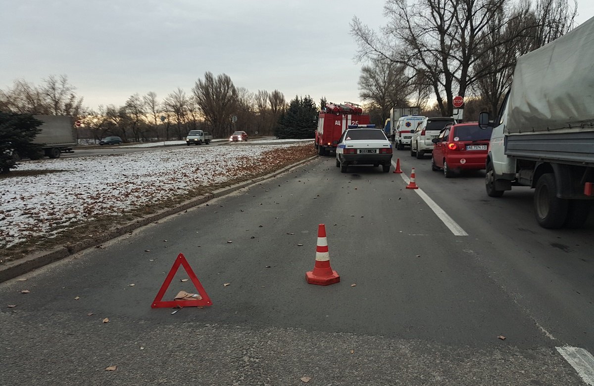 При этом водитель автомобиля Mitsubishi говорит, что она никого не обгоняла При этом водитель автомобиля Mitsubishi говорит, что она никого не обгоняла