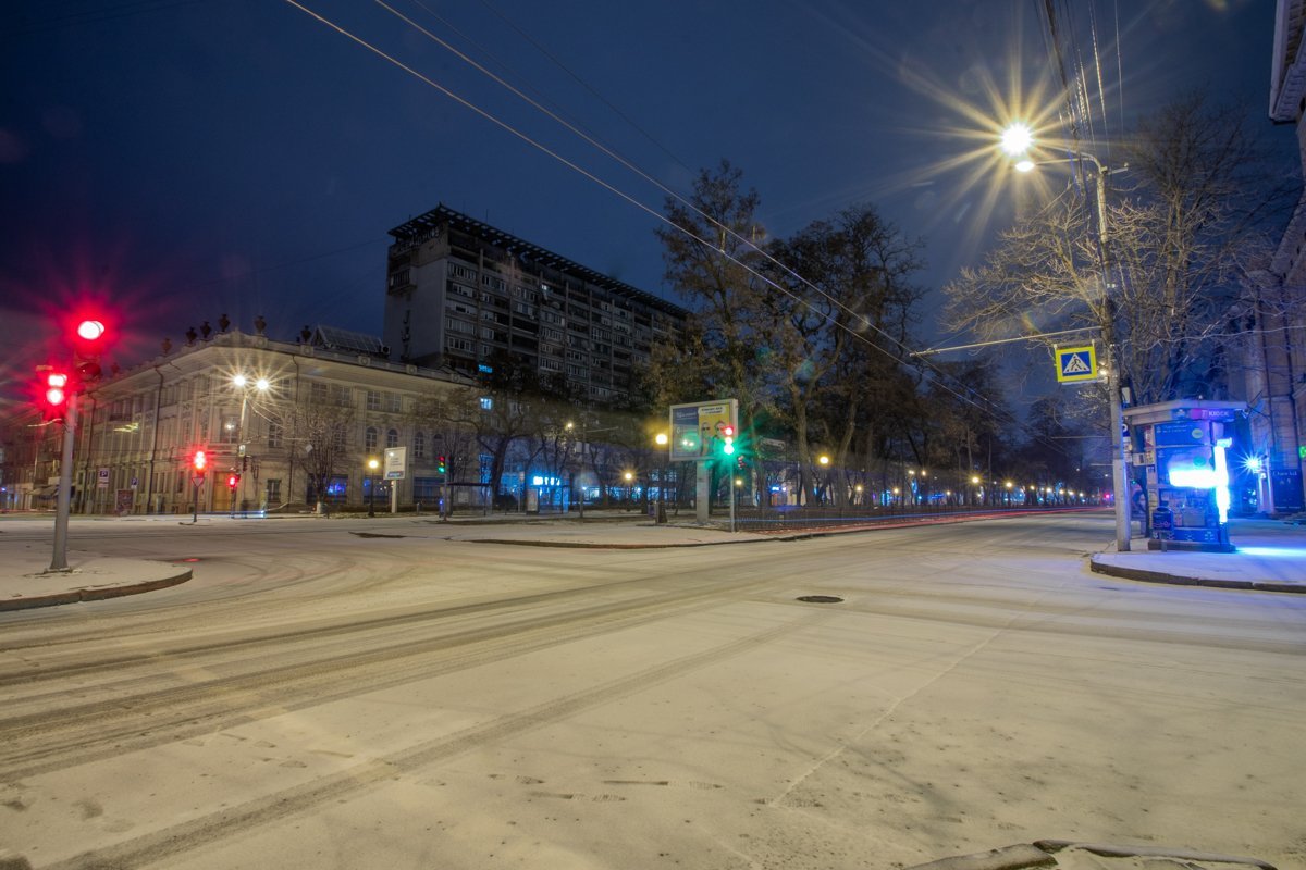 Коммунальщики уже успели прокатиться по центру города Коммунальщики уже успели прокатиться по центру города