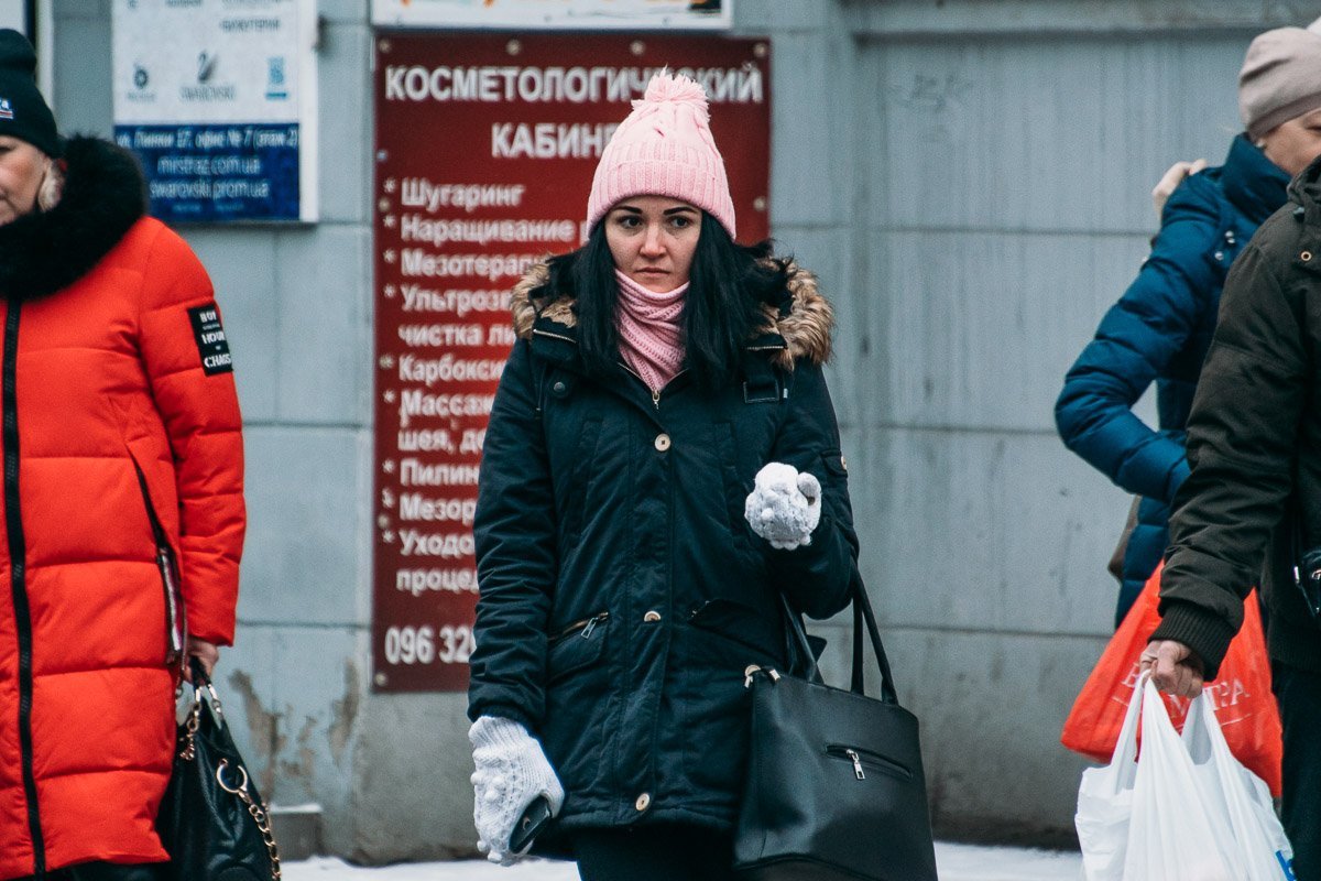 Когда сделала снежку, но не знаешь в кого ее кинуть Когда сделала снежку, но не знаешь в кого ее кинуть