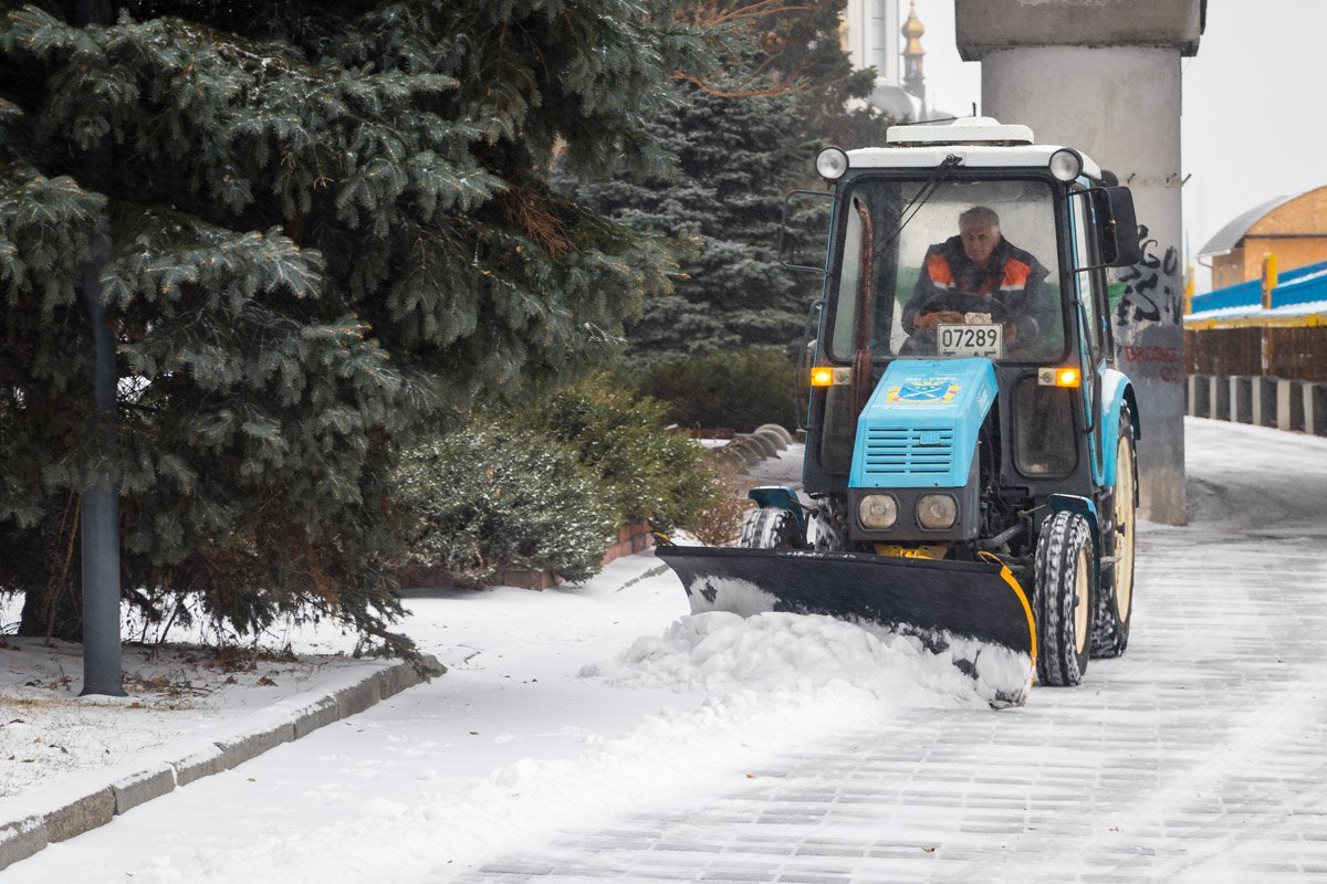 Техника уже чистит улицы Техника уже чистит улицы