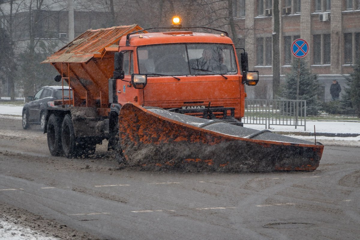 По всему городу уже работают снегоуборочные машины