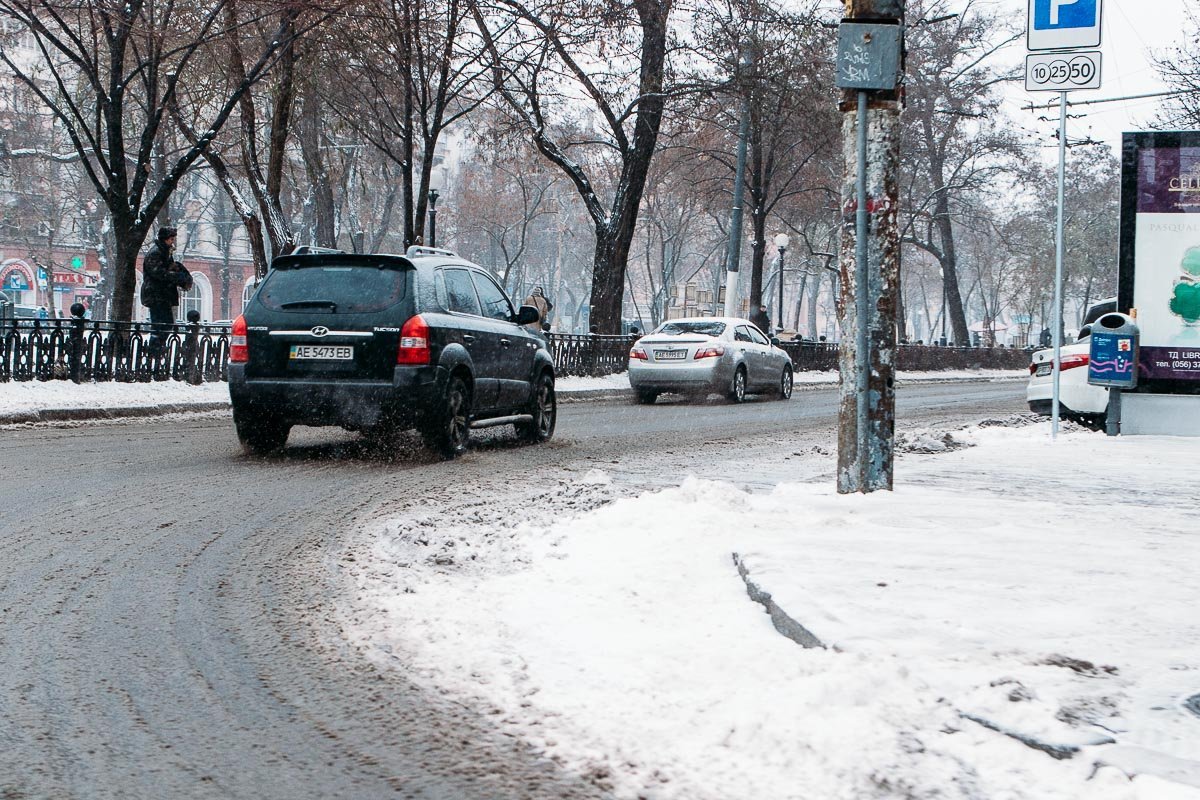  Автодороги Днепра активно посыпают солью и песчано-солевыми смесями