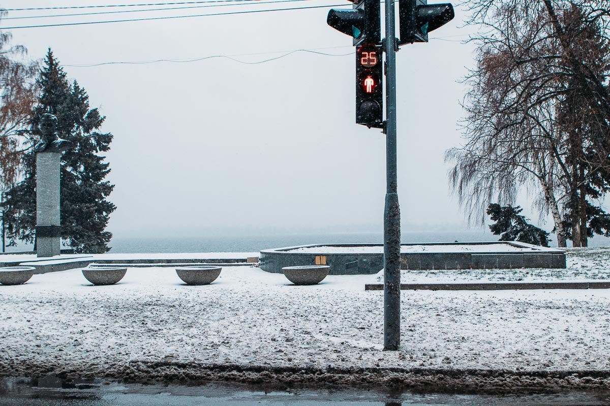 Выездные улицы и тротуары уже начали очищать