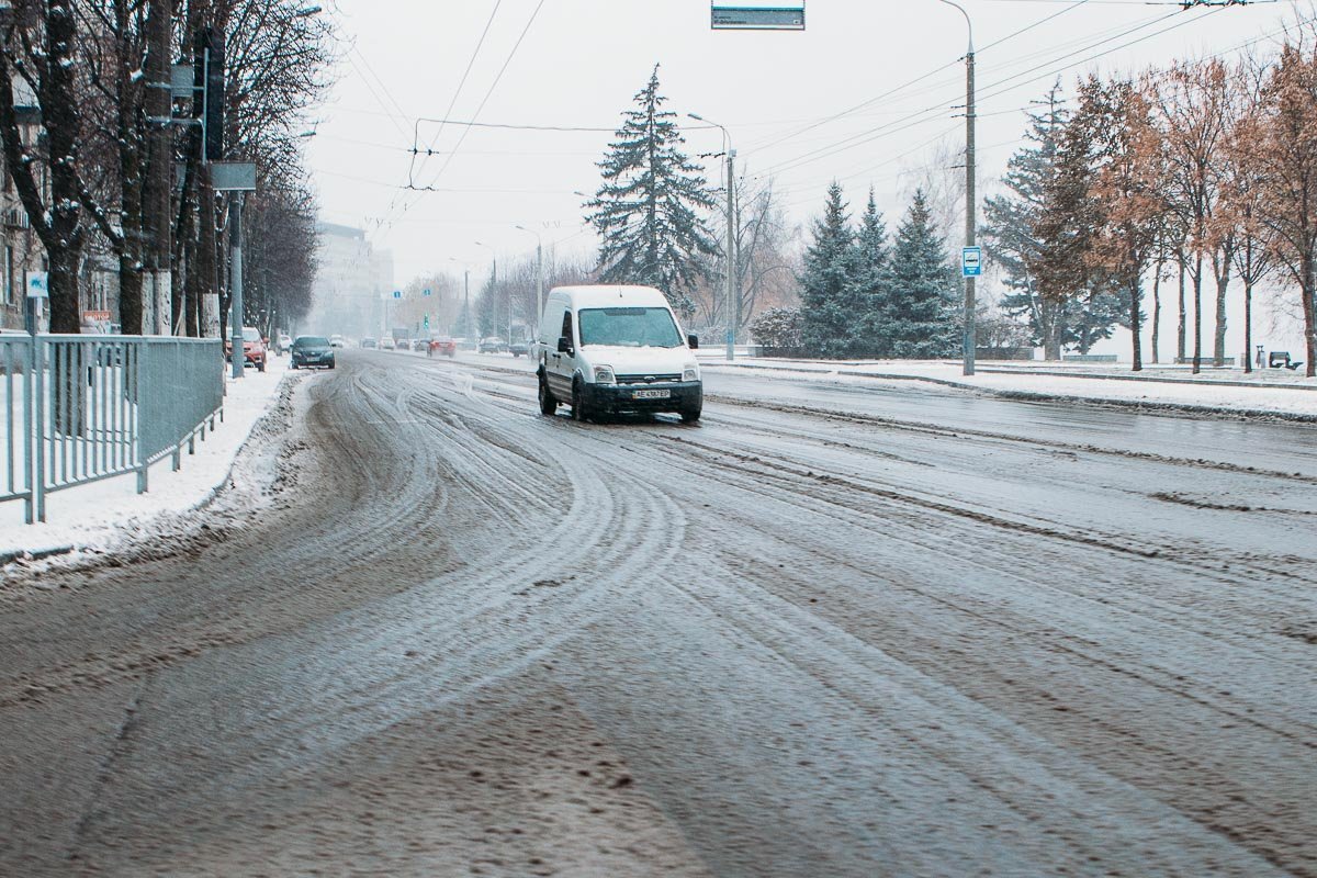 Коммунальные службы обрабатывают все дороги города смесью 