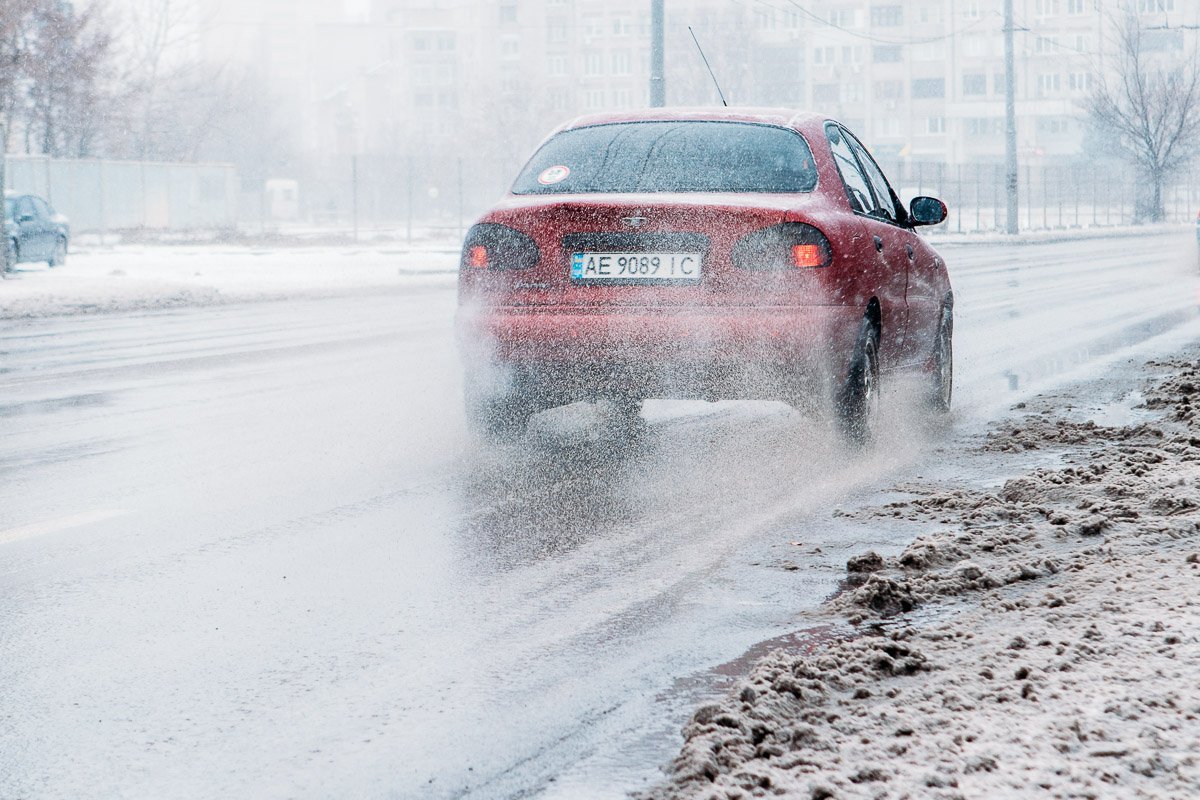«Укравтодор» призывает водителей соблюдать скоростной режим и дистанцию