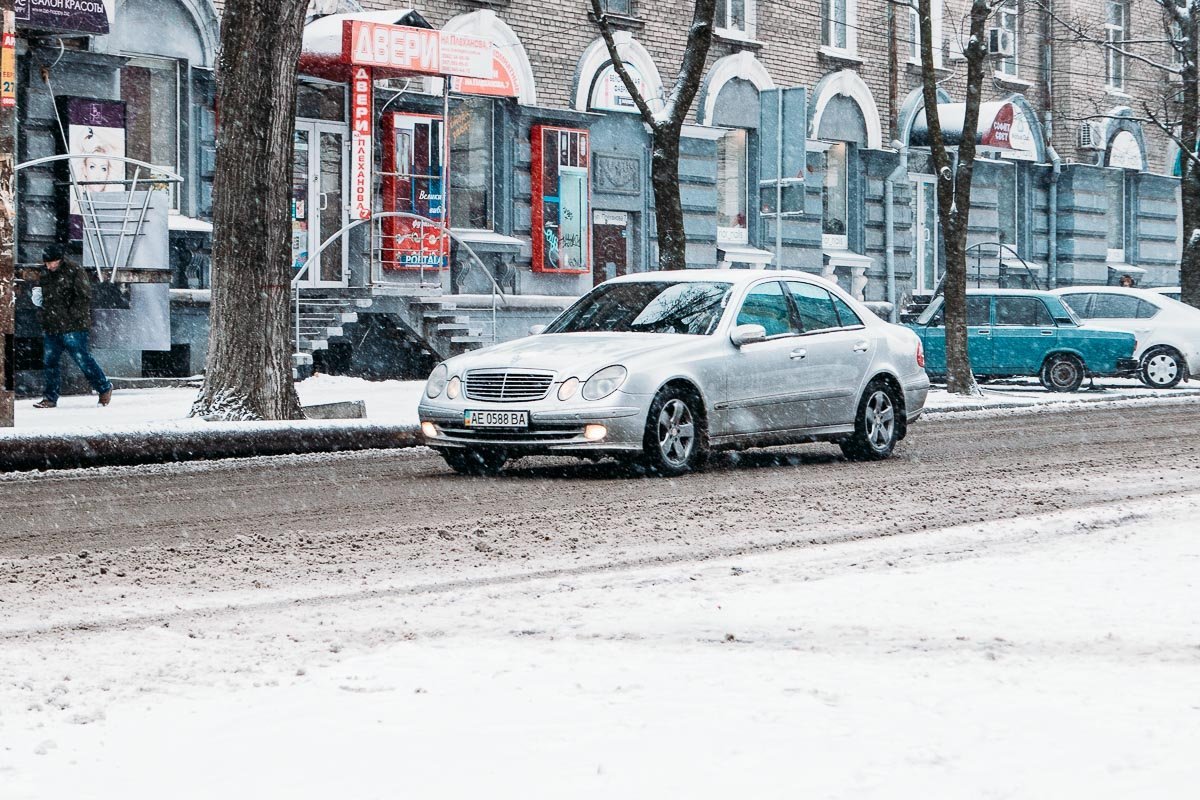 Если вы все же вышли из дому, постарайтесь ходить по пешеходной зоне, даже если она полностью заметена снегом