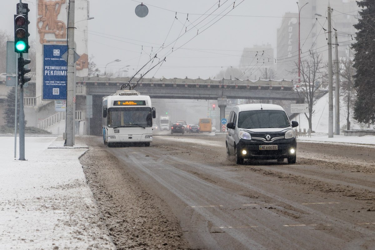 Автомобили колесами притаптывают последствия непогоды