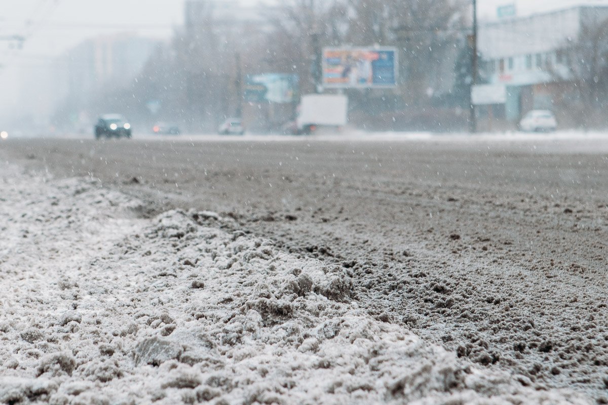 На дорогах образовалась серая "снежная" каша 
