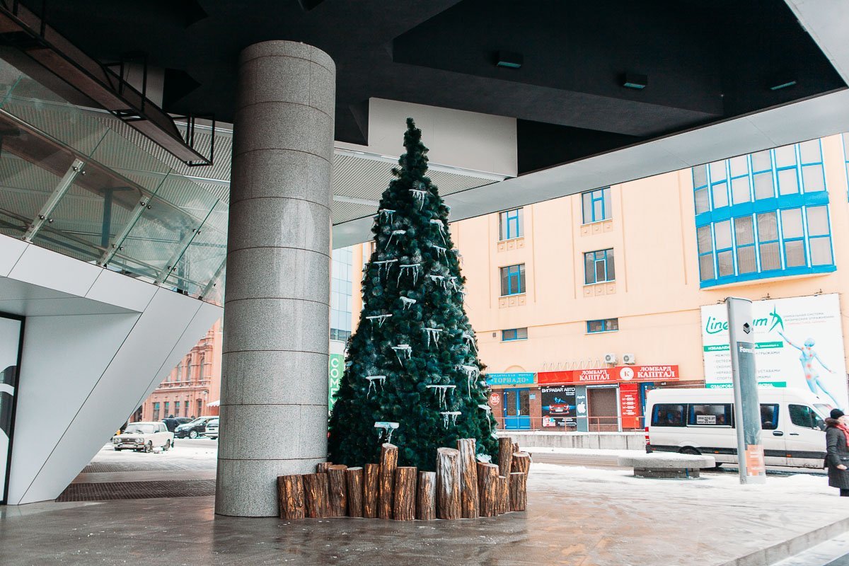 В Днепре возле ТРЦ "Мост-сити" установили новогоднюю елку