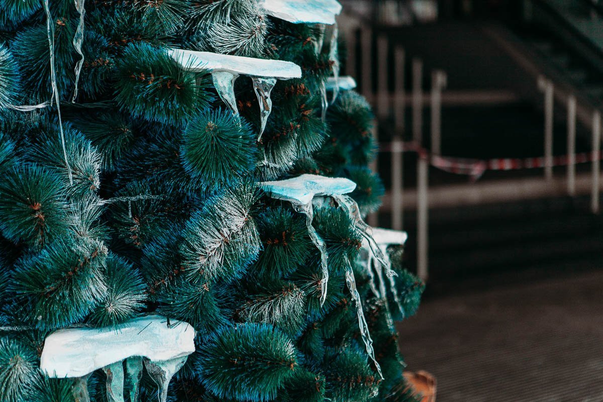 Жители города с праздничным предвкушением закупают мандарины и продукты для новогодних салатов, а многолюдные улицы становятся все ярче и наряднее