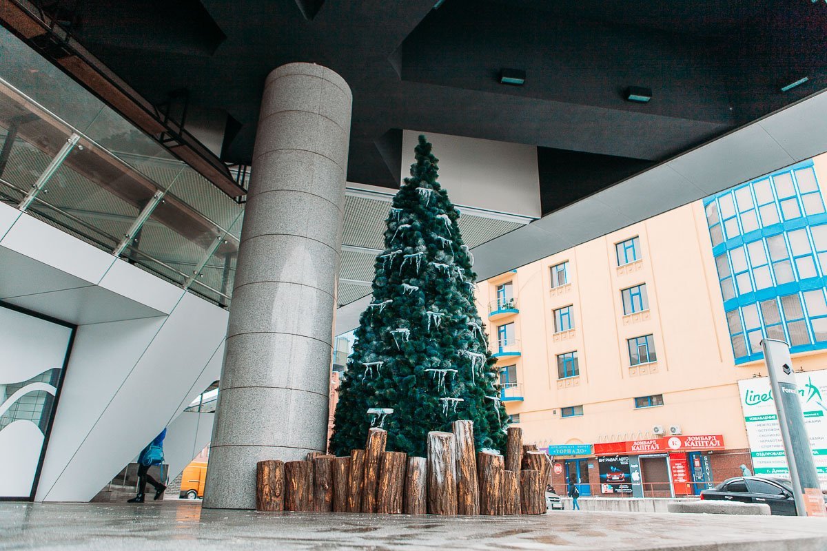 Праздничная атмосфера буквально пропитывает весь город