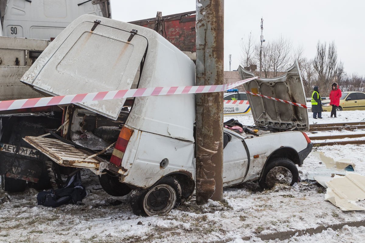 На Кайдакском мосту фура влетела в Таврию На Кайдакском мосту фура влетела в Таврию