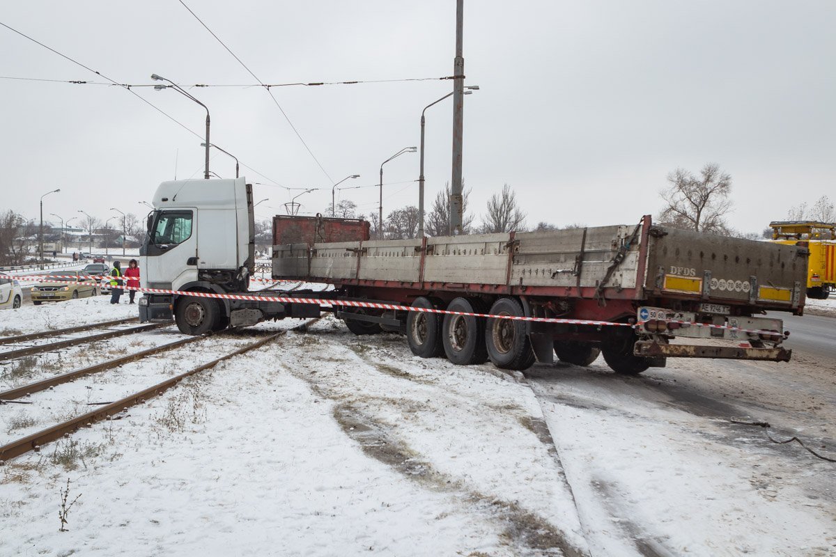 Столкновение произошло на трамвайных путях, движение электротранспорта парализовано  Столкновение произошло на трамвайных путях, движение электротранспорта парализовано