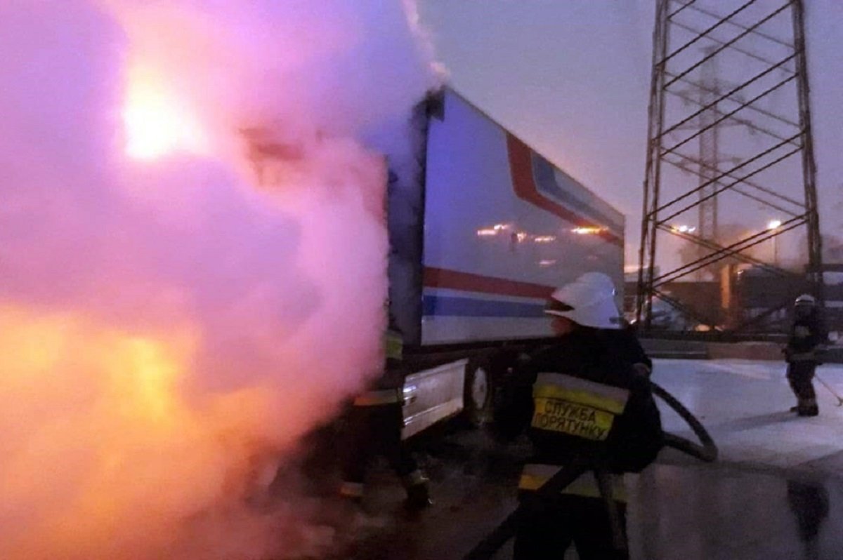 В Днепре на Набережной Заводской горел грузовой автомобиль В Днепре на Набережной Заводской горел грузовой автомобиль