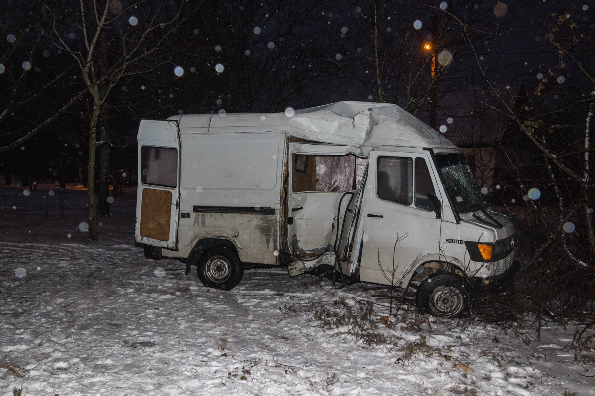 В Днепре на Киевской Mercedes Sprinter вылетел с дороги