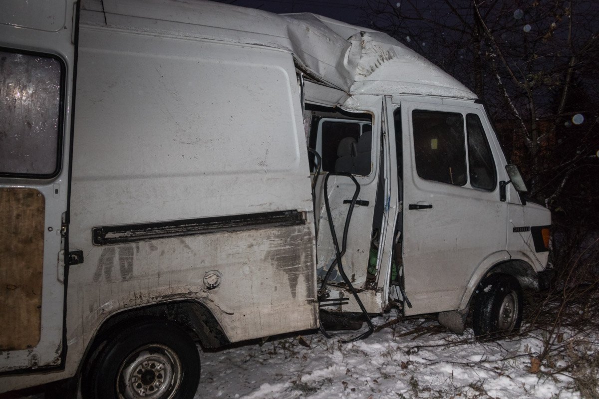 Водитель автомобиля Mercedes Sprinter потерял управление и слетел с дороги