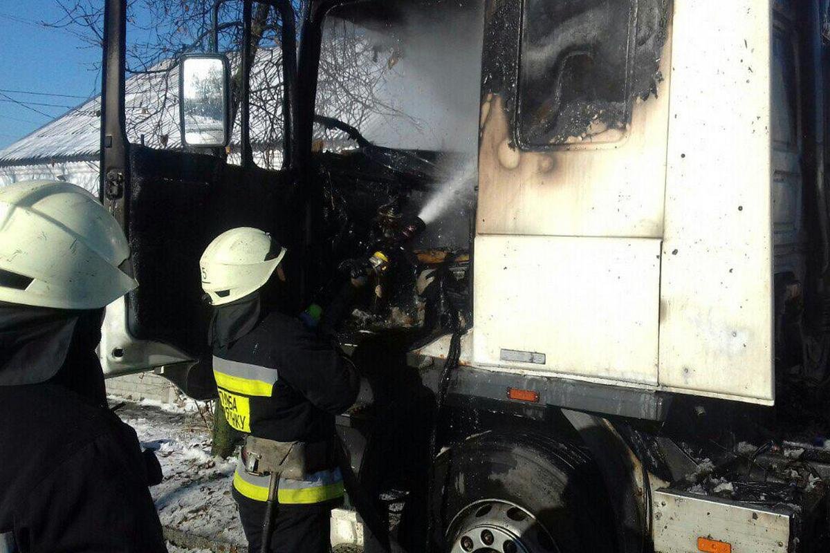 На борьбу с огнем у спасателей ушло около десяти минут На борьбу с огнем у спасателей ушло около десяти минут