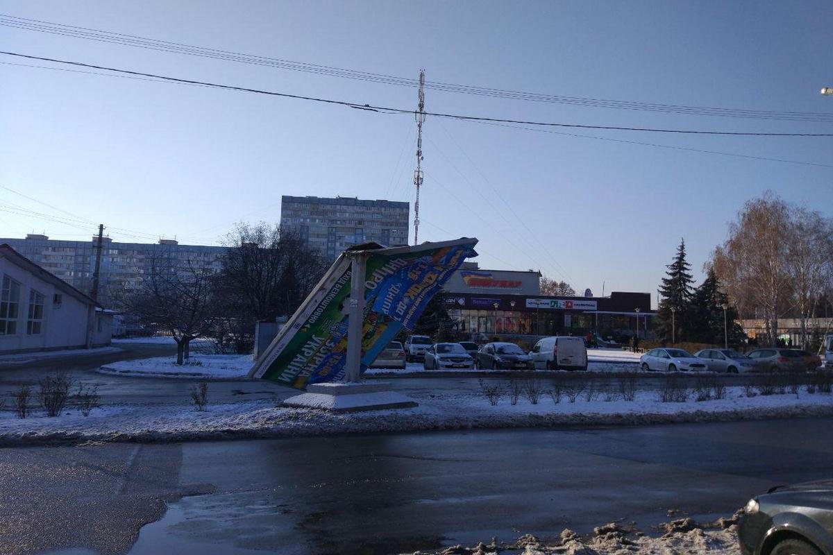 Во время движении большегруз прицепом зацепил билборд