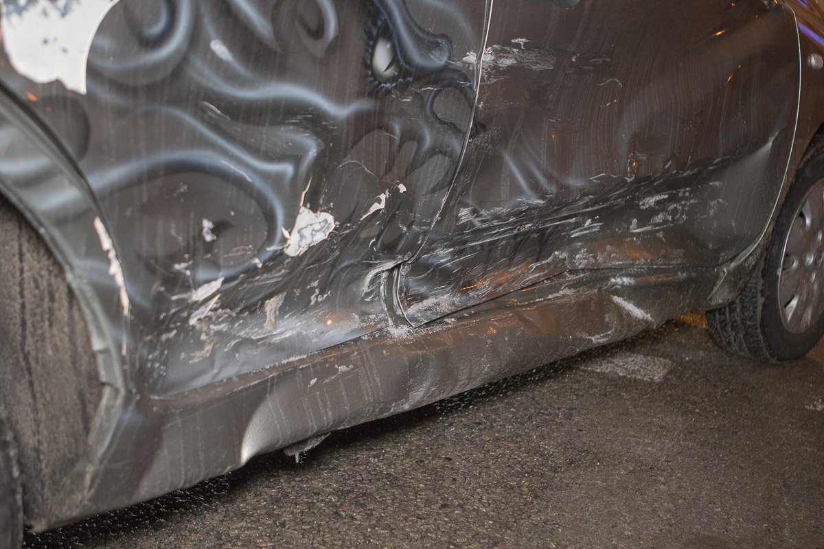 От удара автомобиль развернуло