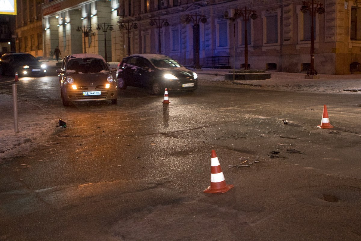 На обоих улицах заняты правые полосы движения