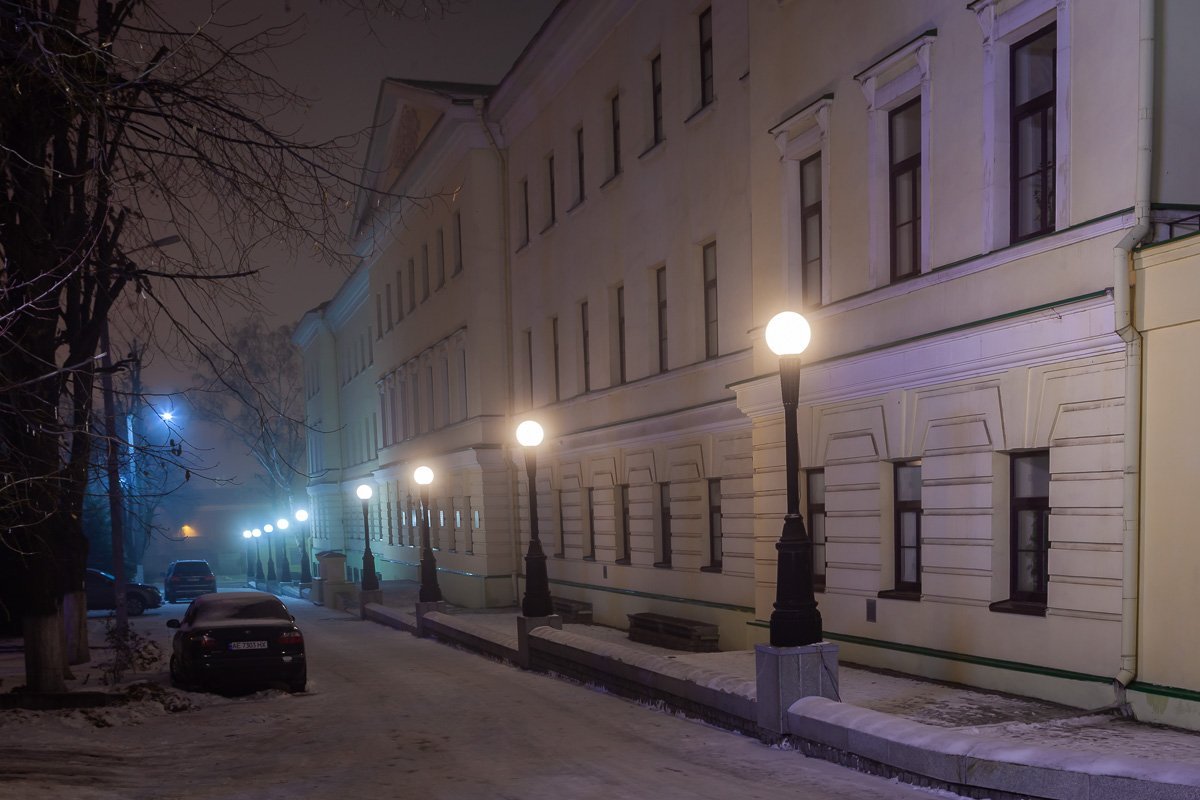 Мягкий свет фонарей освещает путь Мягкий свет фонарей освещает путь