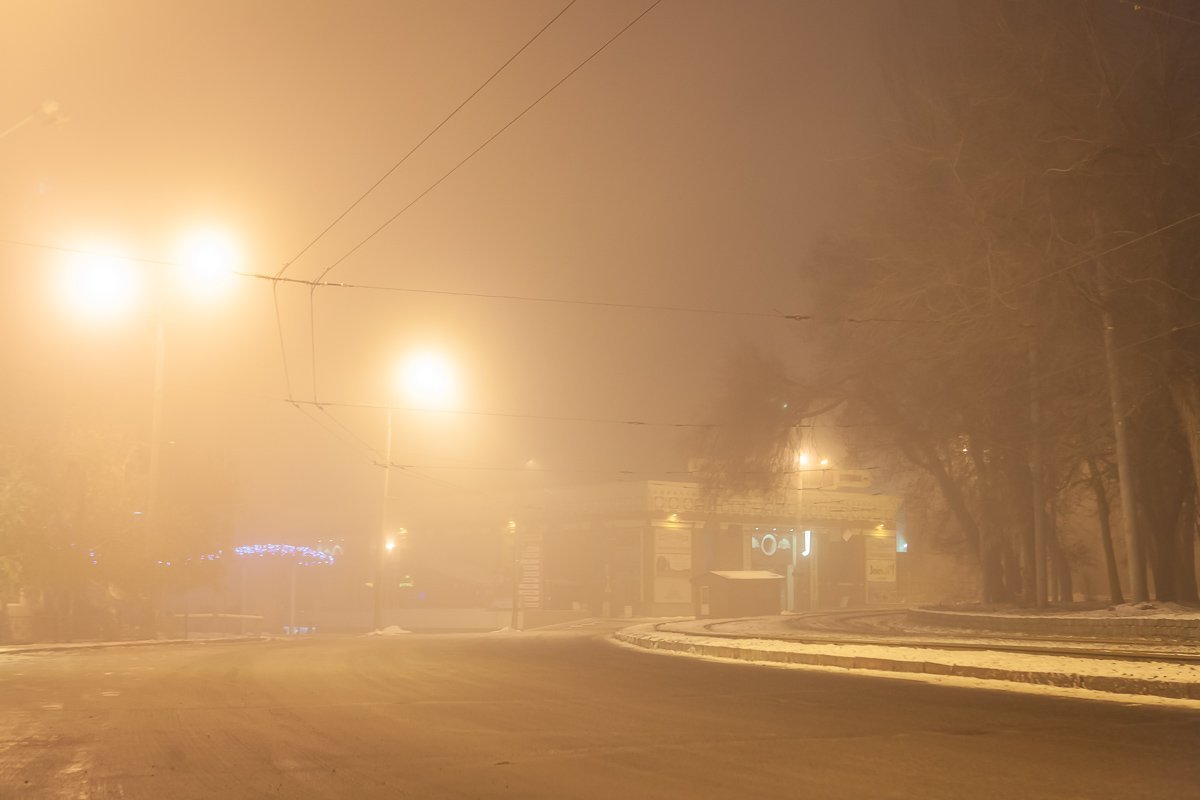 Сложно разглядеть другую сторону улицы в тумане
