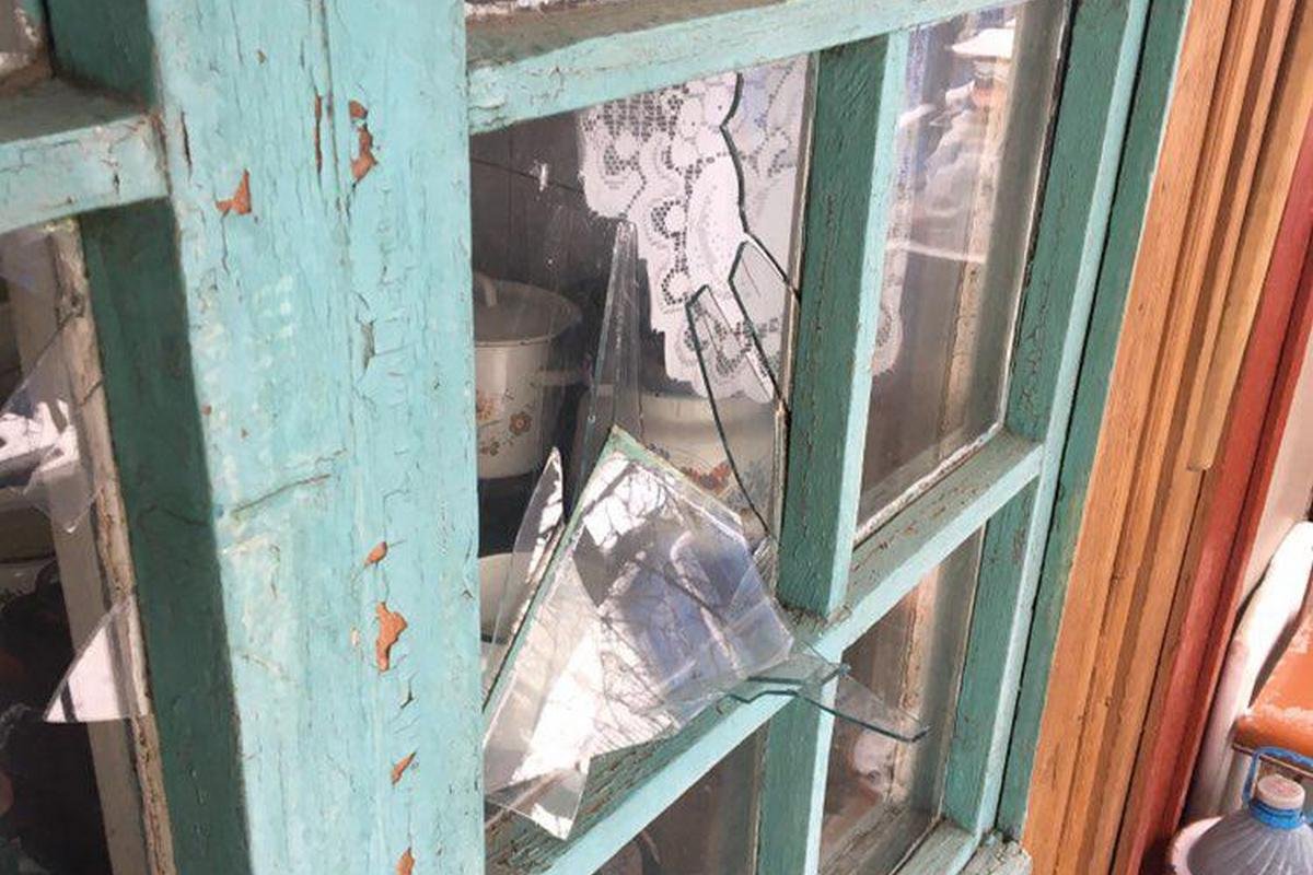 Ни с того, ни с сего мужчина залетел во двор и начал бить стекла