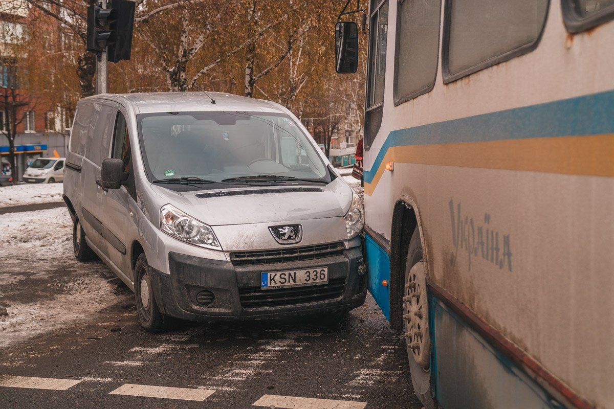 От удара микроавтобус отбросило в столб