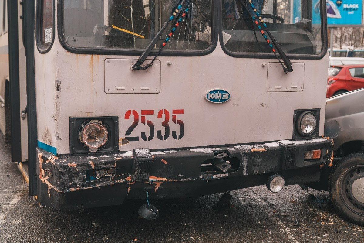 Вследствие аварии пострадали две женщины-пассажирки троллейбуса