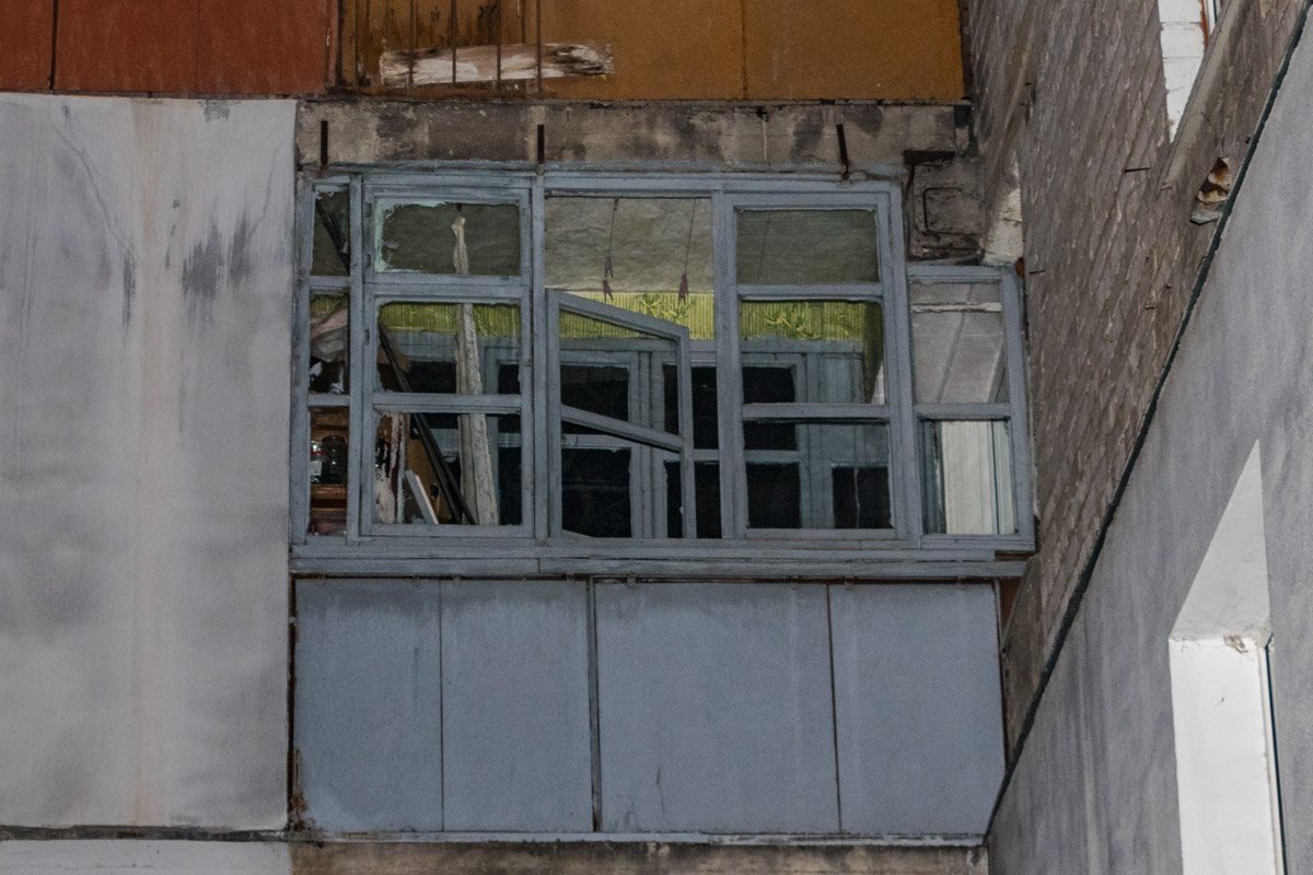 Патрульные со спасателями попали в квартиру на третьем этаже через окно Патрульные со спасателями попали в квартиру на третьем этаже через окно