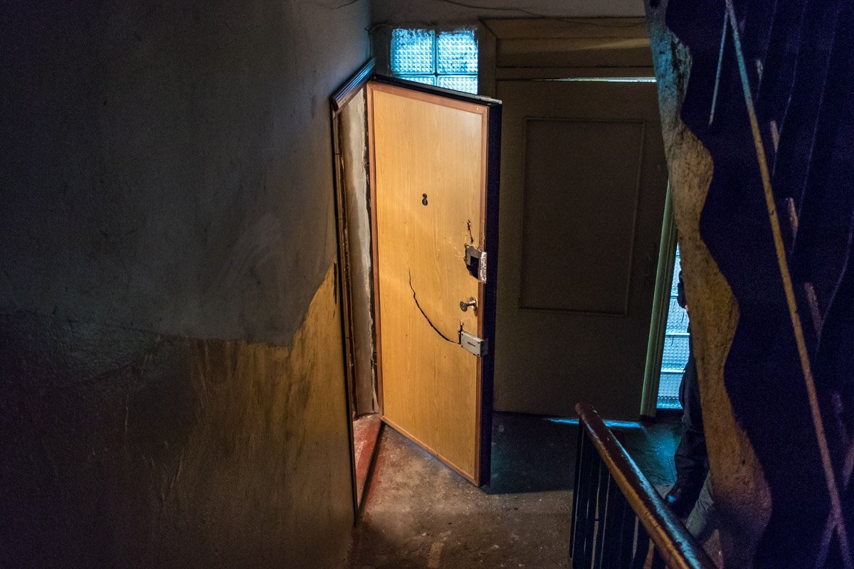 Позже выломать дверь все же пришлось - входной замок заклинило Позже выломать дверь все же пришлось - входной замок заклинило