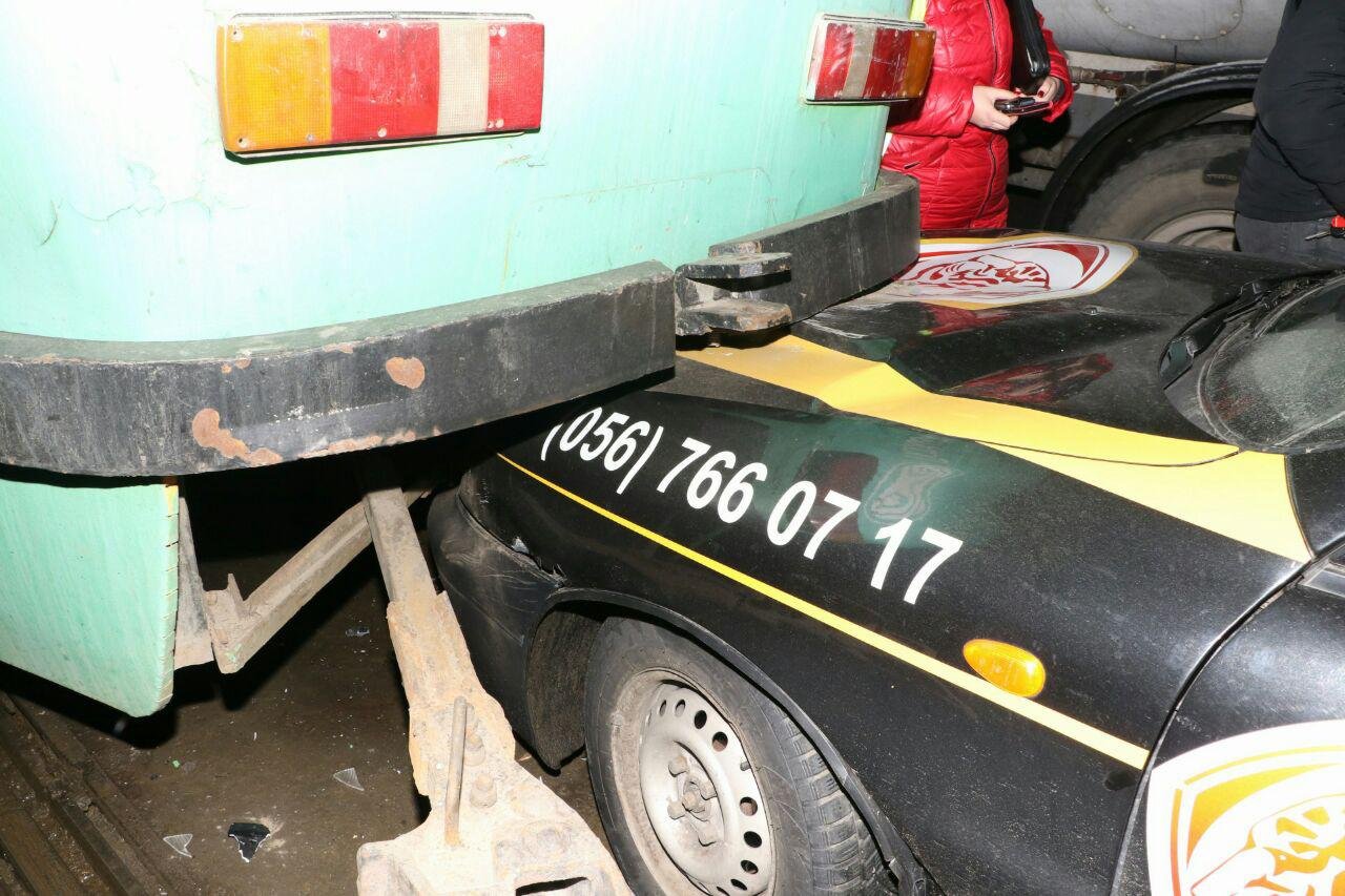 На Старом мосту автомобиль охранной фирмы «Гуард» въехал в трамвай