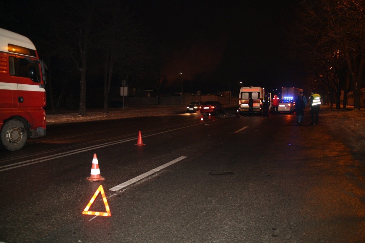 На проспекте Сергея Нигояна автомобиль насмерть сбил женщину