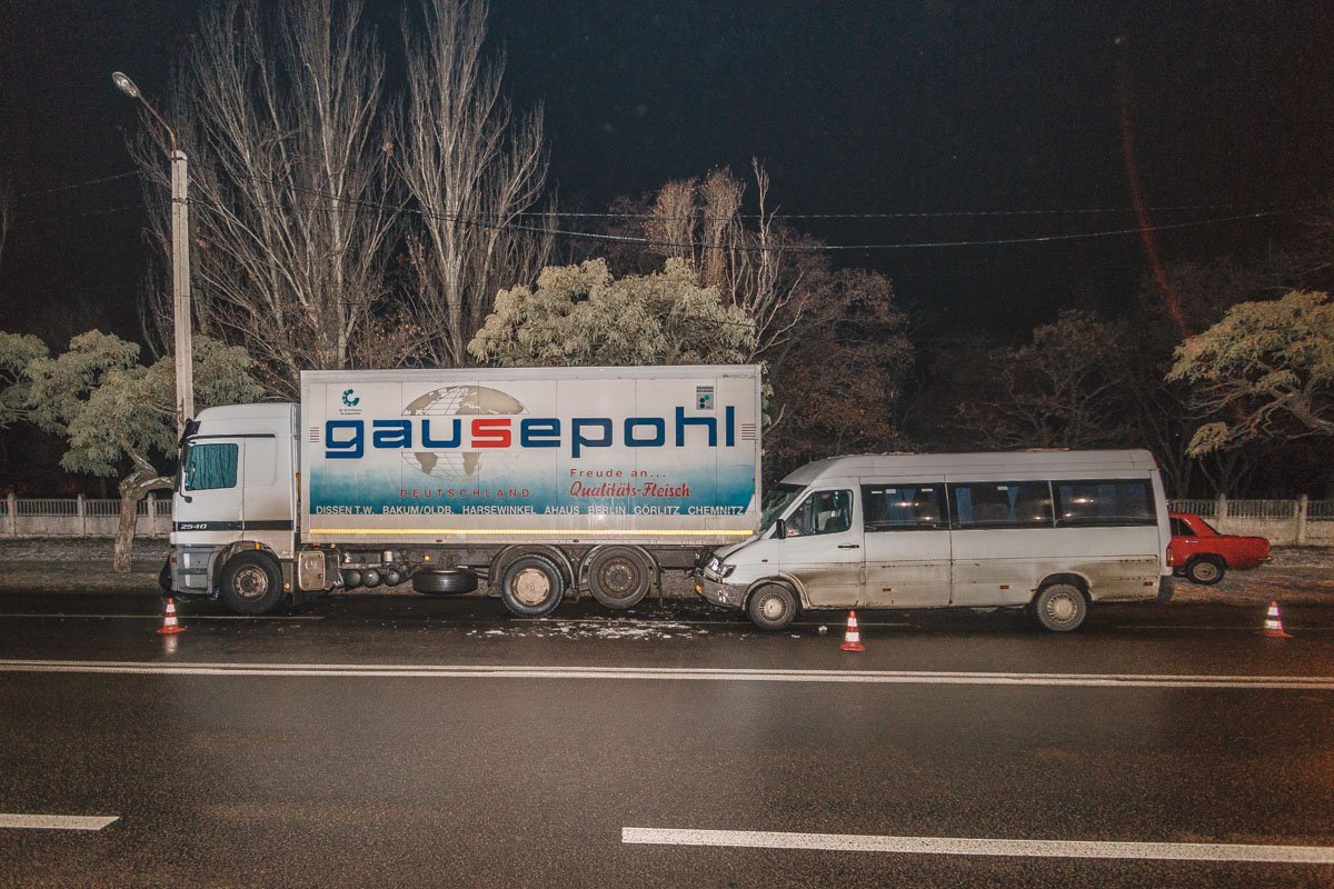 На Калнышевского маршрутка №57 "впечаталась" в фуру На Калнышевского маршрутка №57 "впечаталась" в фуру