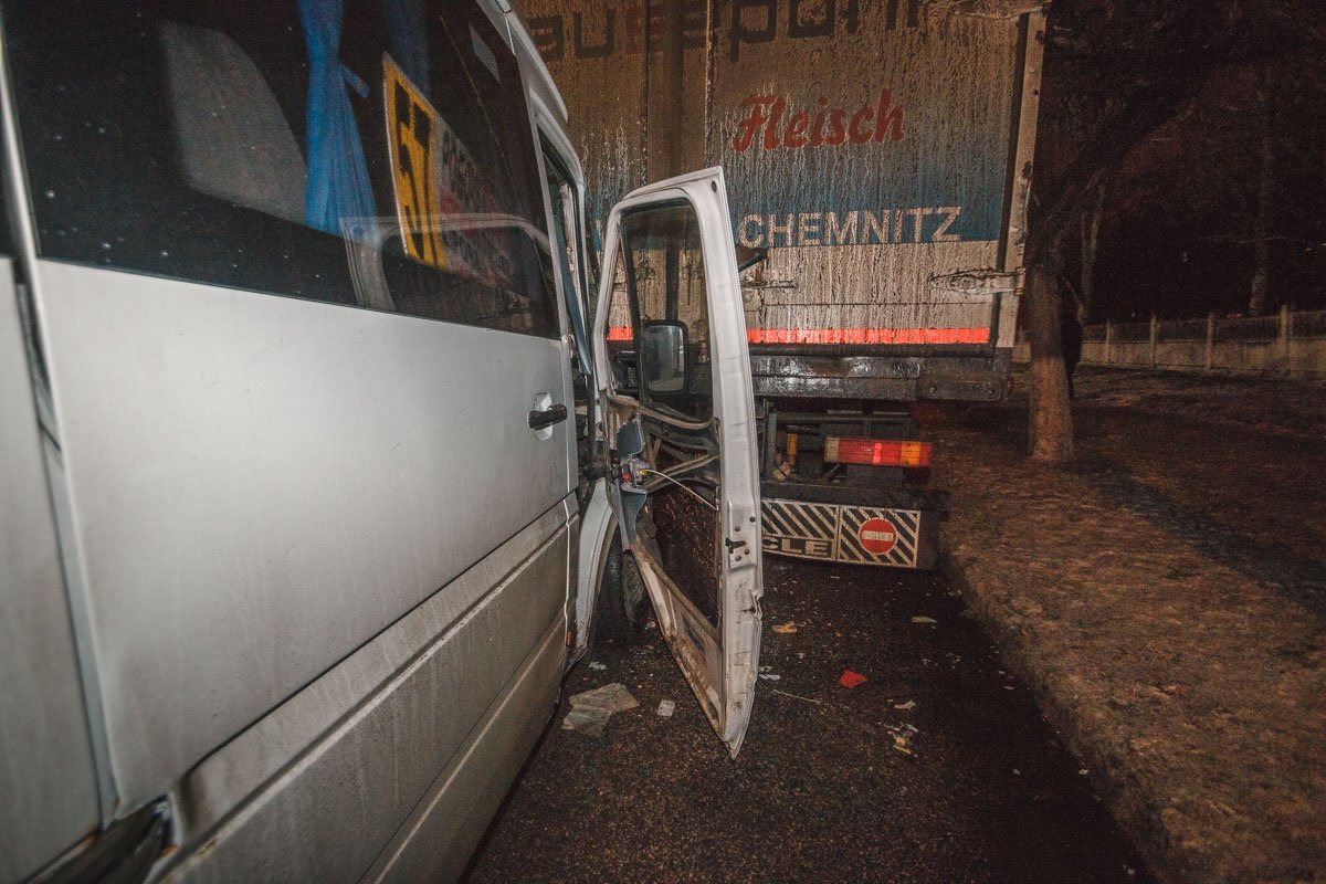 Предварительно, маршрутка направлялась в тупик и ехала в крайней правой полосе Предварительно, маршрутка направлялась в тупик и ехала в крайней правой полосе