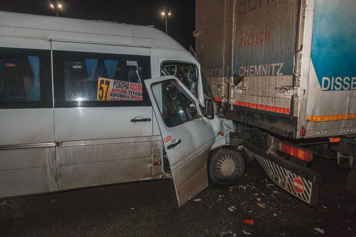 С места аварии пострадавшую госпитализировали в городскую клиническую больницу №6 С места аварии пострадавшую госпитализировали в городскую клиническую больницу №6