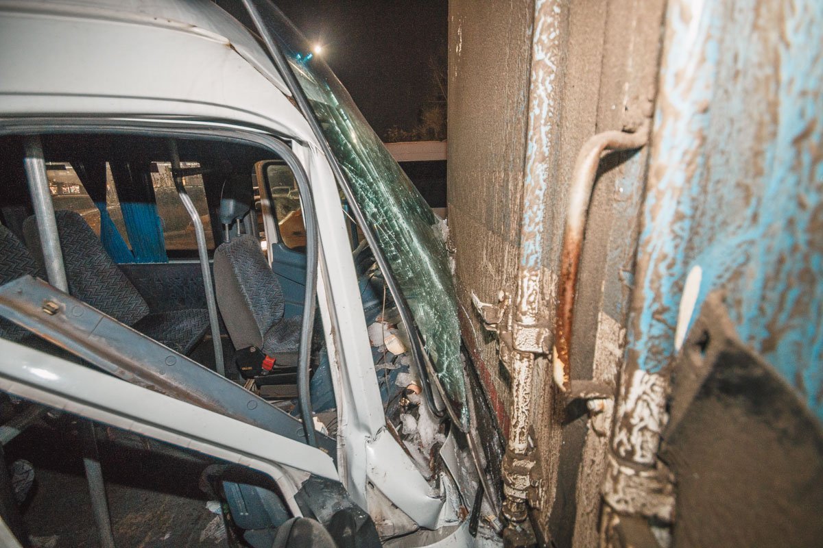 У автомобиля смят капот, повреждены боковые двери, разбиты стекла У автомобиля смят капот, повреждены боковые двери, разбиты стекла