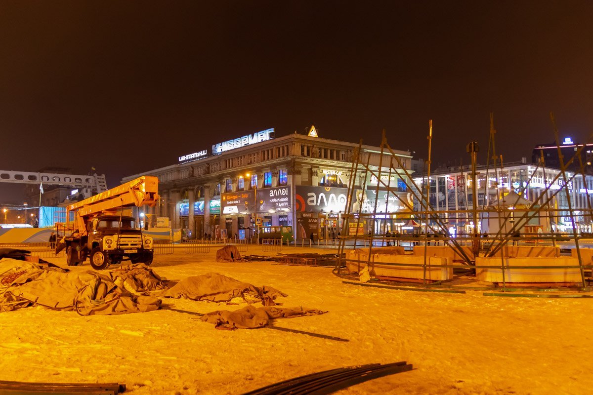 В центре Днепра начали устанавливать елку В центре Днепра начали устанавливать елку