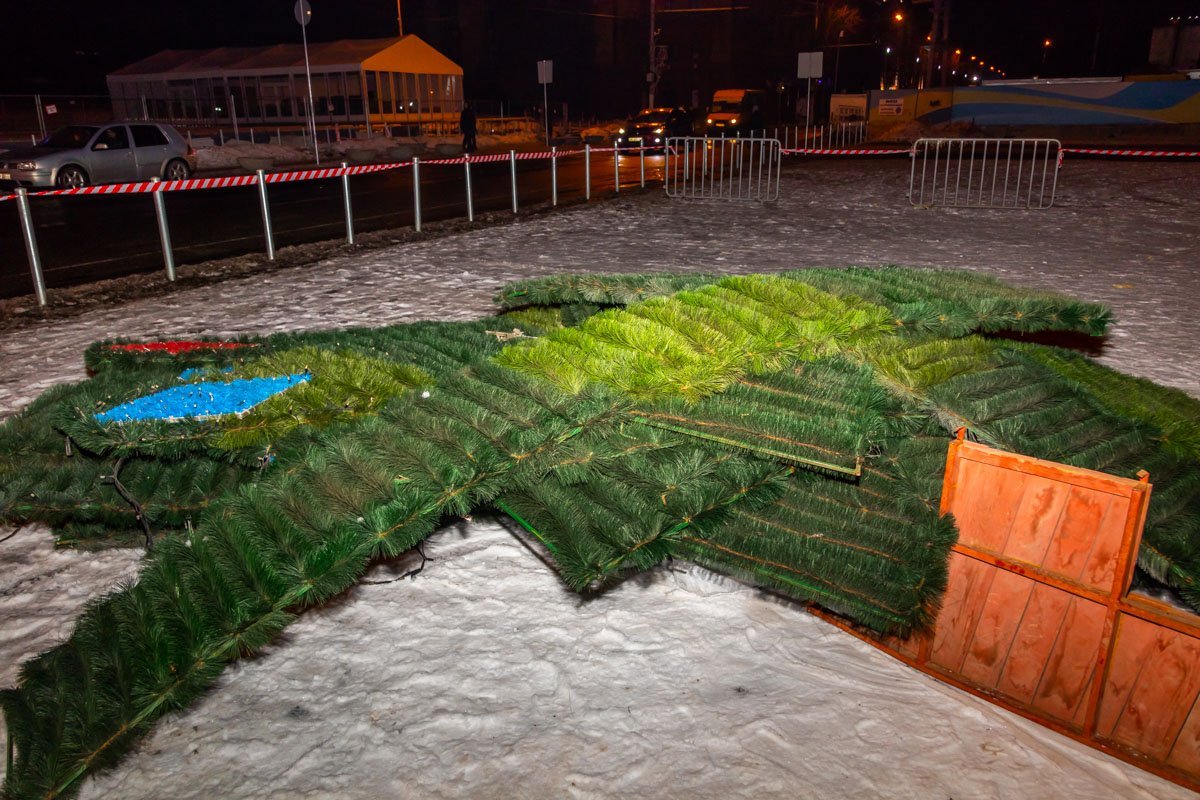 Елку откроют вместе с новогодним городком Елку откроют вместе с новогодним городком