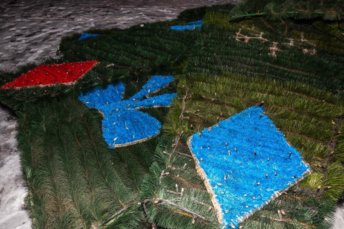 Территорию возле елочки украсят гирляндами Территорию возле елочки украсят гирляндами