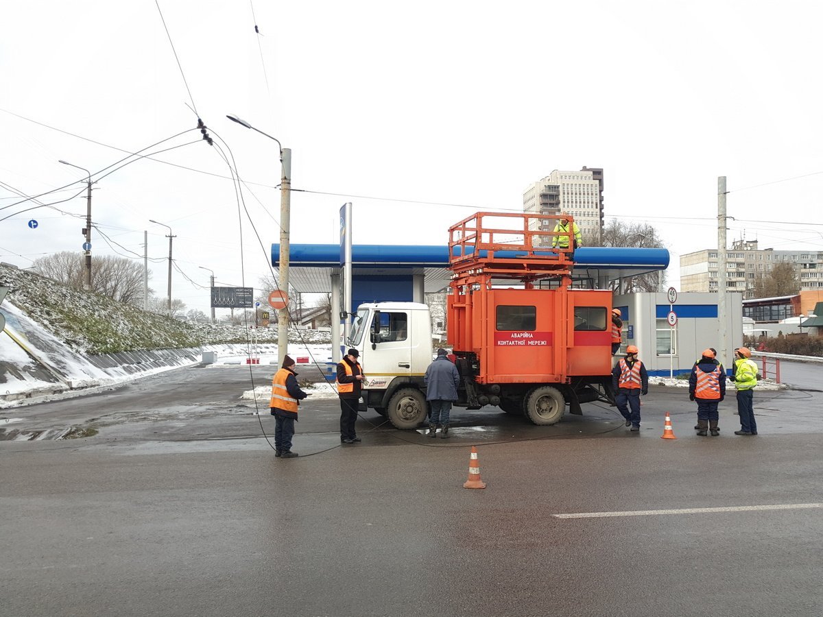 На Мануйловском проспекте из-за грузовика оборвались провода: троллейбусы стоят 2