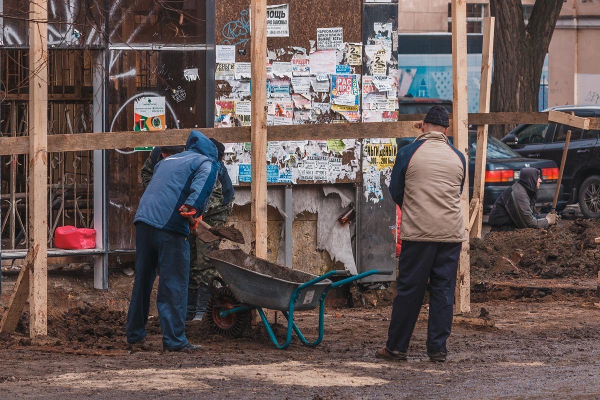 Володарку огородили забором