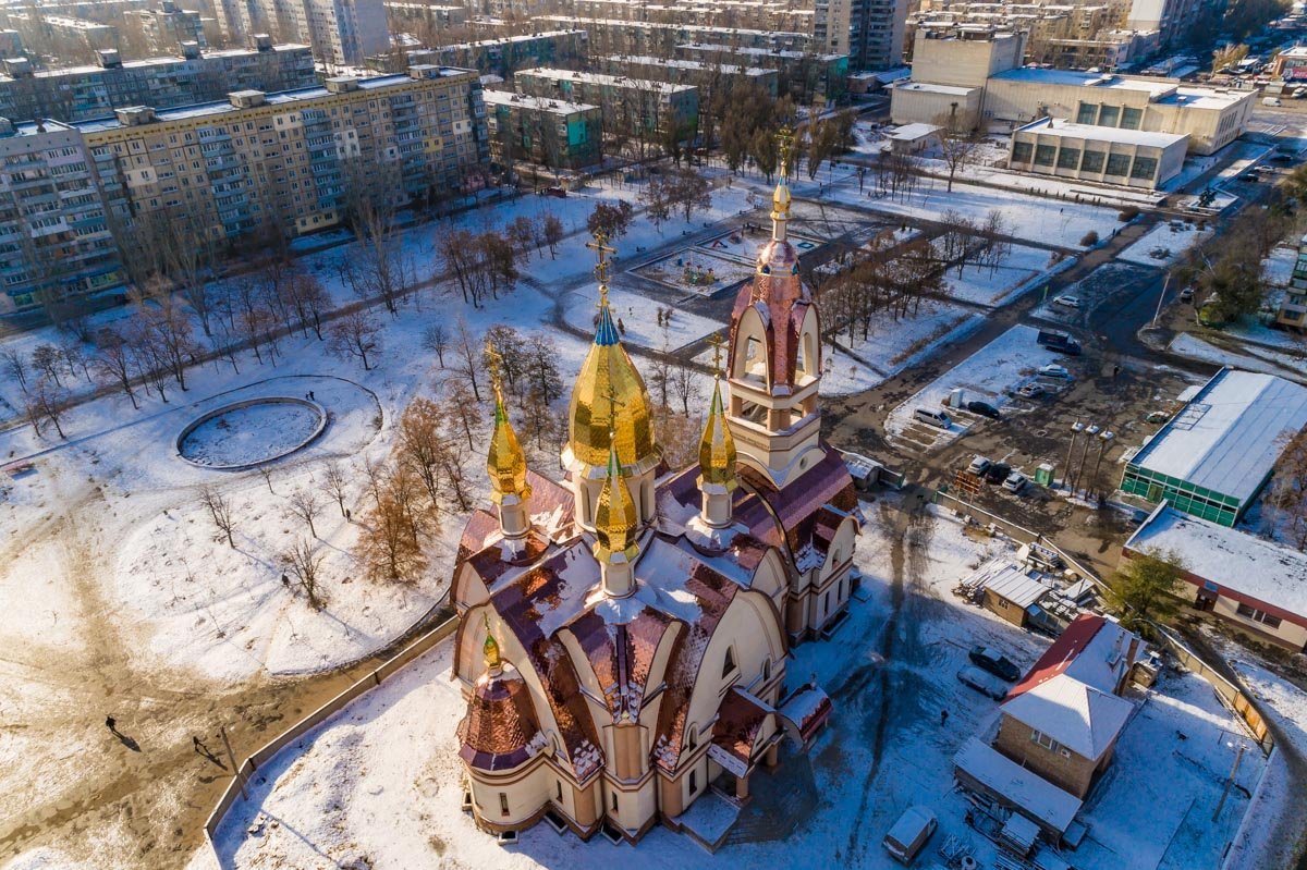 Церковь расположилась рядом с жилыми домами Церковь расположилась рядом с жилыми домами